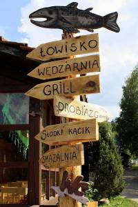 W okolicy, ciut niej: