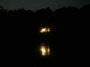 nocna panorama z jeziora